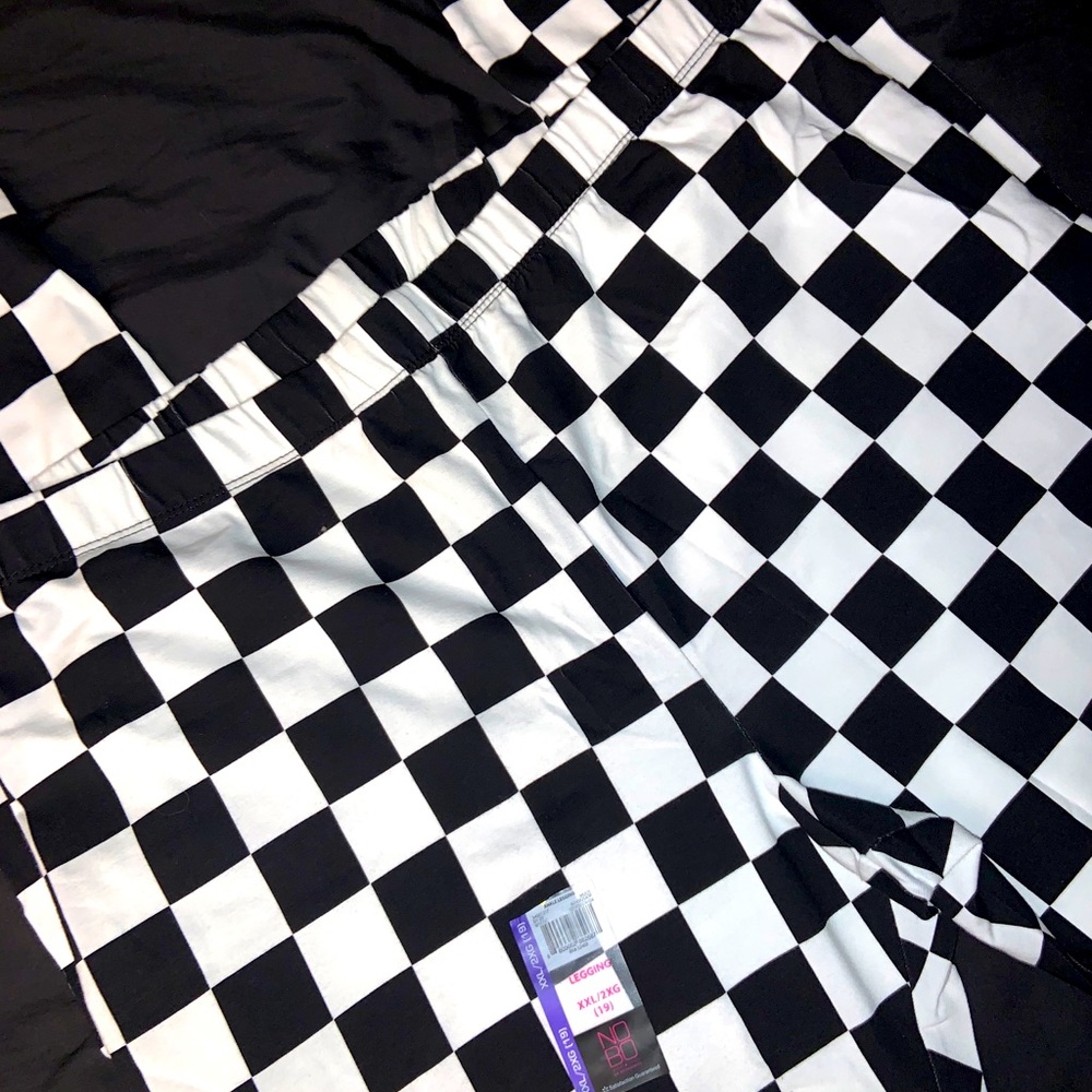 🖤NWT CHECKERED LEGGINGS🤍